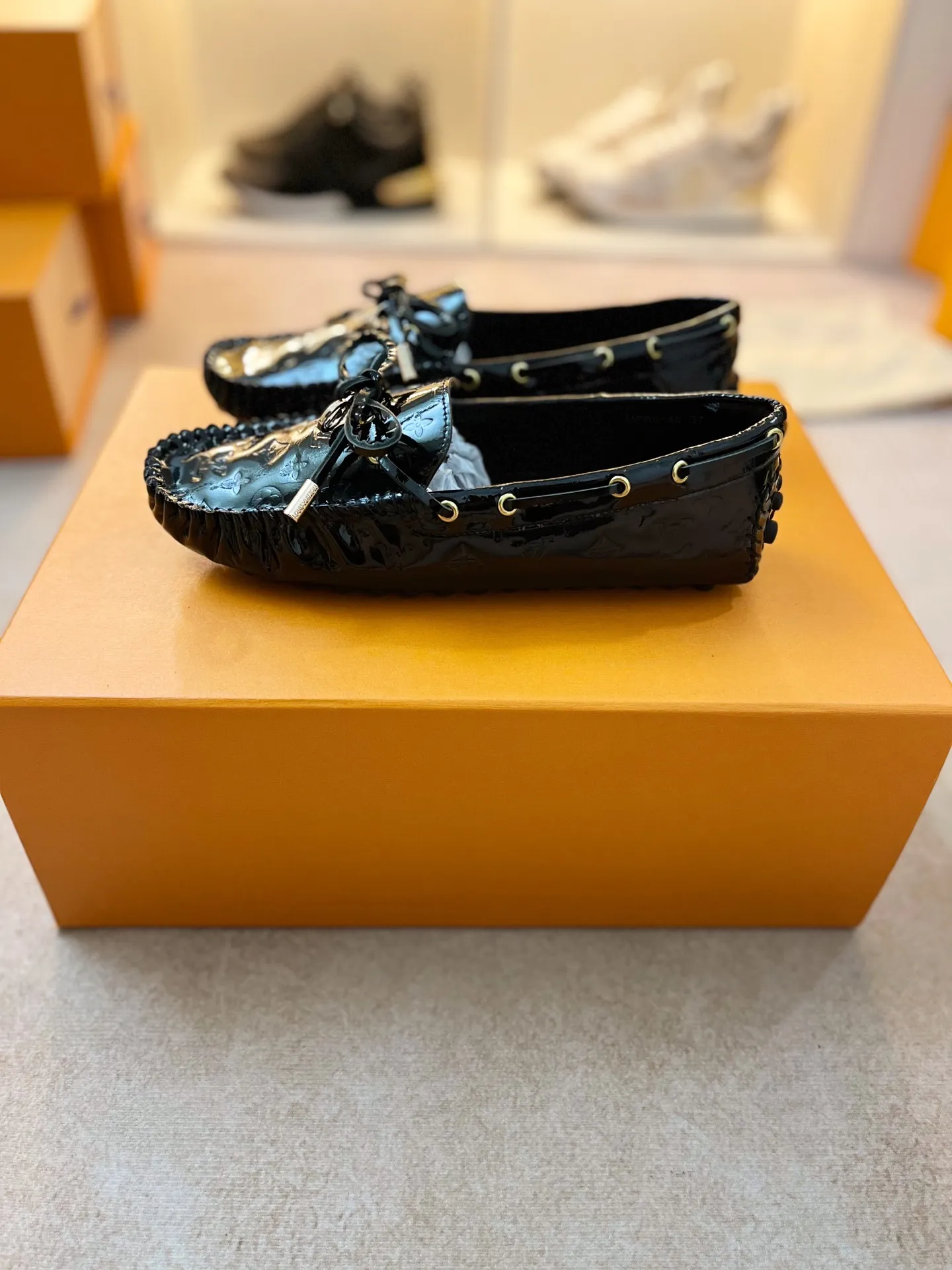 p460💰Couple model❤️🇫🇷 𝙇𝙤𝙪𝙞𝙨 𝙑𝙪𝙞𝙩𝙩𝙤𝙣 🇫🇷Louis Vuitton 2023 Classic𝓛𝓿 𝓣𝓻𝓪𝓲𝓷𝓮𝓻 Sports Series ➪➪➪¯ [Arizona Doudou Shoes Series] ▪️▪️▪️Arizona slip-on shoes are made of Monogram Eclipse canvas. Its hand-painted and dyed edges and hand-sewn uppers fully demonstrate Louis Vuitton's traditional shoemaking craftsmanship. This slip-on shoe is very lightweight. The integrated tongue and upper make it particularly comfortable and flexible. The soft outsole is equipped with rubber padding. Decorated with matching sash. Detailed features: ☑️Monogram Eclipse canvas ☑️Black Eclipse pattern ☑️Hand-painted shoe edges ☑️Hand-sewn uppers (each pair takes time to process) ☑️Integrated tongue and upper construction ☑️Outsole equipped with rubber lining ☑️size: 35_46
